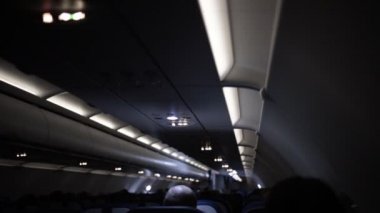Uçak. Gece saat uçak yolcu kabin.