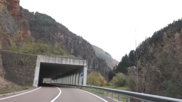 Sebuah mobil akan naik melalui terowongan . — Stok Video