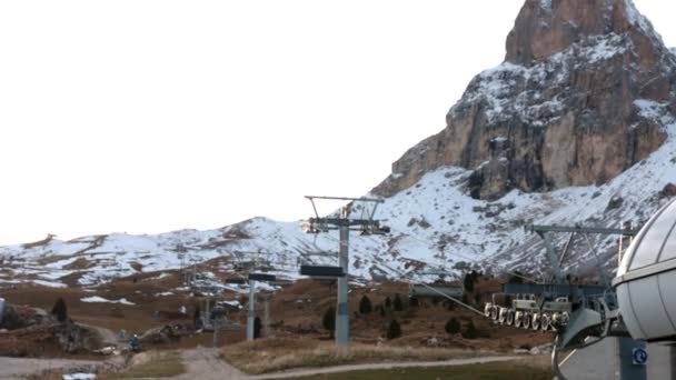 Um ropeway. Montanhas e morros castanhos — Vídeo de Stock