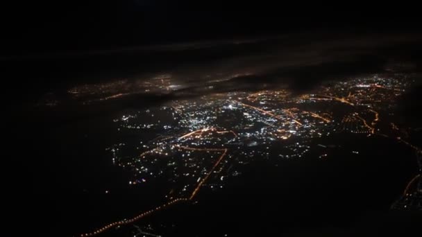 旅行の概念 飛行機の窓からの眺め 夜の街 黒い雲 ワイド ショット — ストック動画