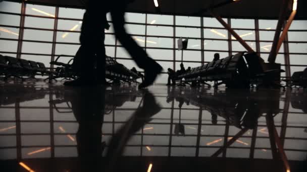 Siluetas de viajeros en la Terminal Internacional del Aeropuerto. Gente caminando . — Vídeos de Stock