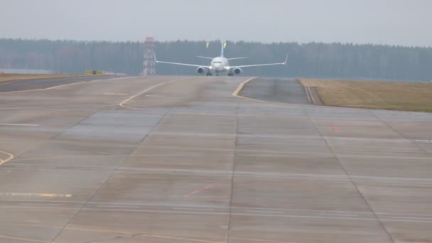 Luchthaven. Een start-en landingsbaan. Een vliegtuig is klaar om het opstijgen — Stockvideo