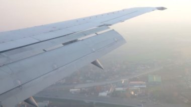 Seyahat kavramı. Uçak penceresinden görüntüleyin. Bir uçak çıkartıyor. Sisli hava.