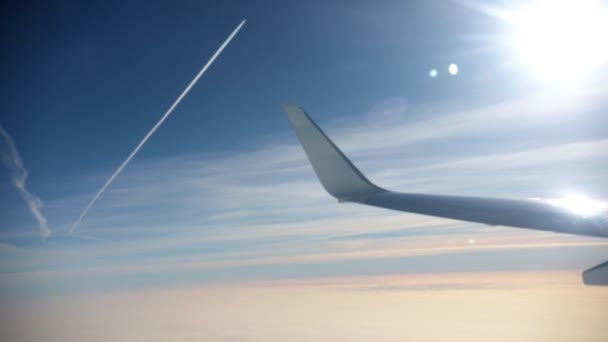 Concepto de viaje. Vista desde la ventana del avión. Weater soleado y cielo azul . — Vídeos de Stock