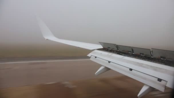 Utazási koncepció. Nézd repülőgép ablakból. Egy repülőgép leszállás. Ködös Időjárás. — Stock videók