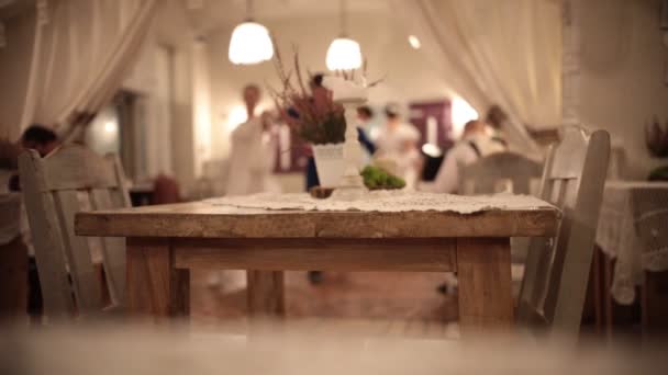一个装扮的事件。人们跳古典舞。聚焦中的正宗餐桌. — 图库视频影像