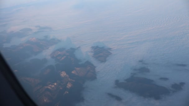 Reisen. Blick aus dem Flugzeugfenster. Blick auf die Berge und Wolken — Stockvideo