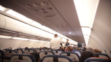Rusya, Moskova. 8-11-2018. Sheremetyevo Havaalanı: uçak. Uçak yolcu kabin. Yiyecek ve içecek hostes taşımak