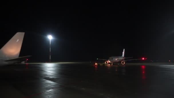 Rússia, MOSCOW. 8-11-2018. Aeroporto de SHEREMETYEVO: Aeroporto. Campo de aterragem. Hora da noite — Vídeo de Stock