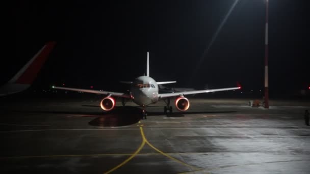 Rusia, MOSCOW. 8-11-2018. AEROPUERTO SHEREMETYEVO: Aeropuerto Aerolíneas Rossiya. Campo de aterrizaje. Tiempo nocturno — Vídeo de stock