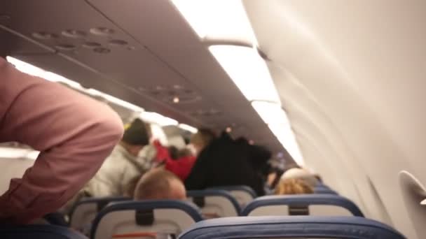 Rosja, Moskwa. 8-11-2018. Lotnisko Szeremietiewo: samolot. Kabinie pasażerów samolotu. Osób w kabinie, stawiając na ich Kurtki i przygotowuje się do wyjścia — Wideo stockowe