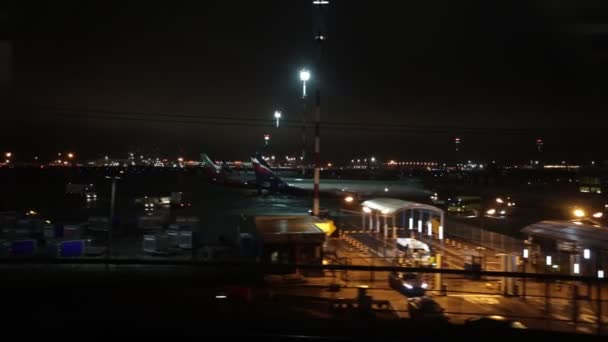 Rússia, MOSCOW. 8-11-2018. SHEREMETYEVO AIRPORT: Uma visão geral noturna dos aviões. Companhias aéreas "Aeroflot" . — Vídeo de Stock