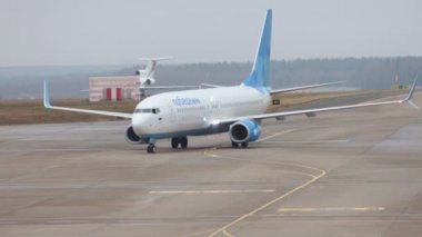 Rusya, Moskova. 8-11-2018. Sheremetyevo Havaalanı: uçak iniş alanı üzerinde sürme bakış kalkış için hazırlar. Pobeda havayolları.