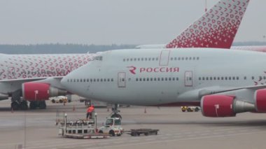 Rusya, Moskova. 8-11-2018. Sheremetyevo Havaalanı: bir uçak indi ve durur. Rossiya airlines atış orta
