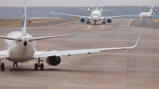 Rusya, Moskova. 8-11-2018. Sheremetyevo Havaalanı: uçak iniş alanı üzerinde sürme genel bir bakış. "Utair" havayolları. — Stok video