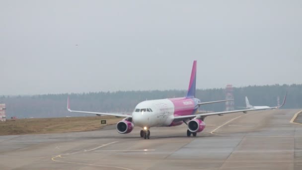 Rússia, MOSCOW. 8-11-2018. SHEREMETYEVO AIRPORT: Uma visão geral dos aviões que sobrevoam o campo de pouso, prepara-se para decolar. Companhias aéreas "Wizzair" . — Vídeo de Stock