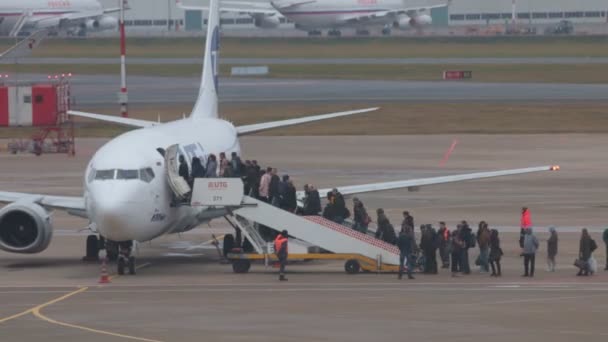 Rusko, Moskva. 8-11-2018. letiště Šeremetěvo: lidé jsou přistání v letadle. Časová prodleva — Stock video