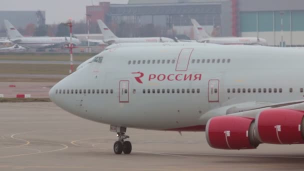 Rusia, MOSCOW. 8-11-2018. AEROPUERTO SHEREMETYEVO: Una visión general de los aviones que viajan sobre el campo de aterrizaje, se prepara para despegar. Aerolíneas "Rossiya" . — Vídeos de Stock