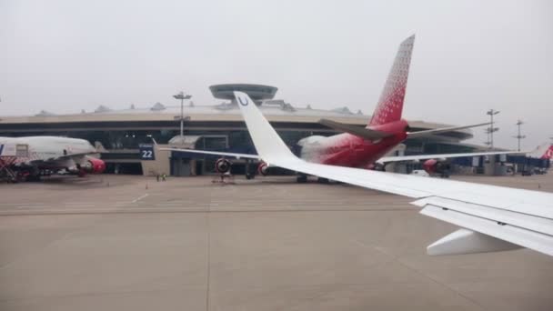 Rusia, MOSCOW. 8-11-2018. AEROPUERTO SHEREMETYEVO: Una pista de aterrizaje. Una vista desde la ventana — Vídeos de Stock