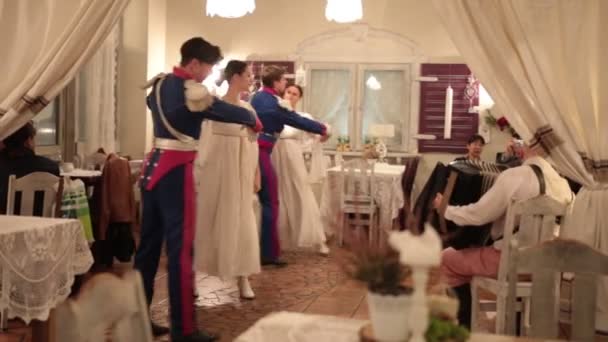 Πολωνία, Βαρσοβία 9-11-2018: μια costumed εκδήλωση. Ανθρώπους να χορεύουν κλασικό χορούς σε όμορφα κοστούμια — Αρχείο Βίντεο