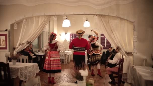 폴란드, 바르샤바 9-11-2018: 복장된 이벤트. 사람들이 정통 의상에서 natilonal 춤의 춤을 — 비디오