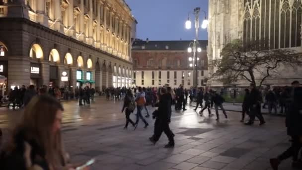 Milano, Italien 11-11-18: människor på Milanos gator promenader — Stockvideo