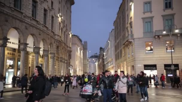 Milan, Italië-11-11-18: mensen lopen aan de hoofdstraat van Milaan — Stockvideo
