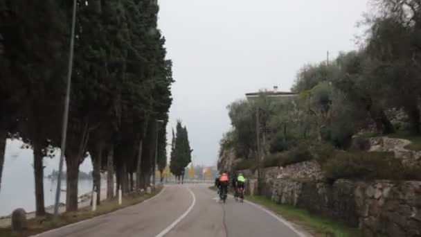 VERONA, ITALIA 12-11-18: Un camino al lago di garda. Montar en bicicleta — Vídeos de Stock