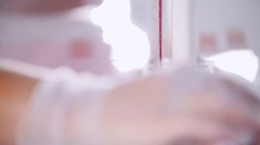 Sağlık kliniği. Bir kan testi. A yakın çekim pipetler kan örnekleri ile