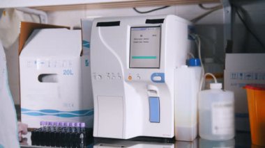 Sağlık kliniği. Kan testi. Makine sonuçlarını gösterir.
