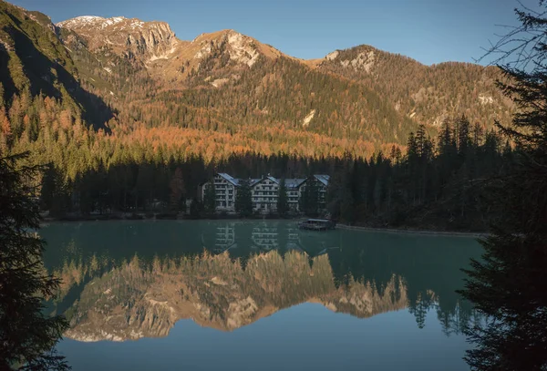 Dolomites, 이탈리아 산, 숲과 파란 명확한 호수의 아름 다운 풍경. — 스톡 사진