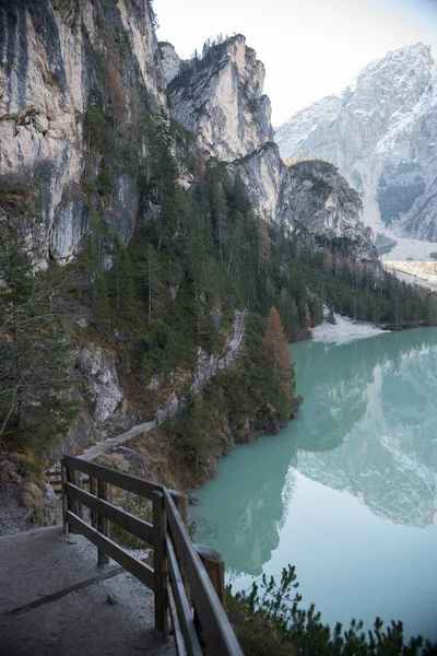 Dolomites, 이탈리아 푸른 호수와 산의 아름 다운 풍경입니다. 아래로 하강 — 스톡 사진