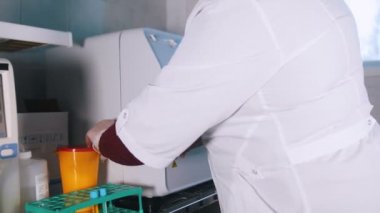 Sağlık kliniği. Hemşire kan örnekleri alete koyayım..