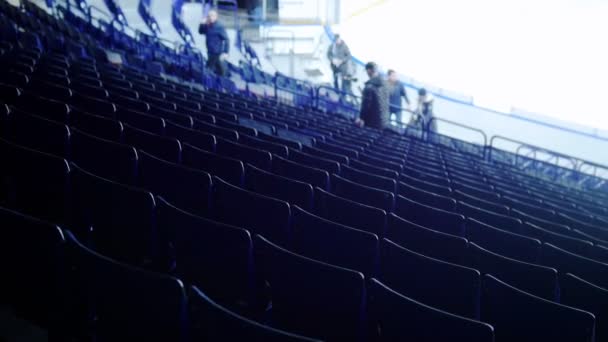 Preparándose para un partido de hockey. Organizadores dando vueltas. Tribunes vacíos — Vídeos de Stock