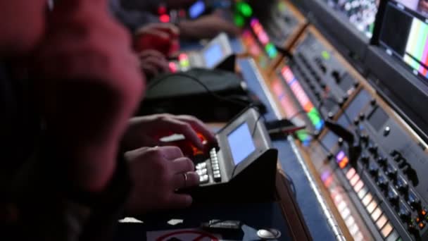 Ein Eishockeyspiel. Ausrüstung zur Koordinierung von Kameraaufnahmen — Stockvideo