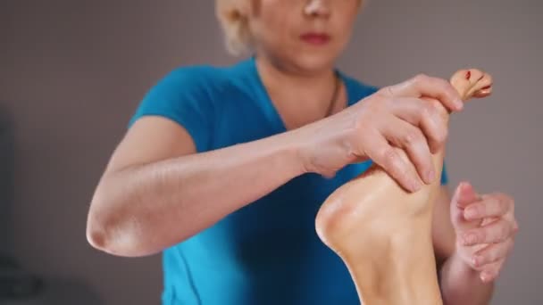 Sesión Masaje Una Mujer Recibiendo Masaje Flexion Extensión Las Articulaciones — Vídeo de stock