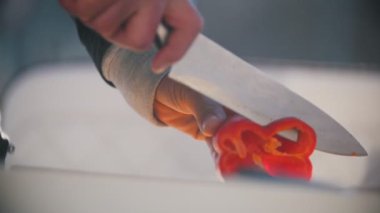 El kesme Sebze bıçağı closeup ile dostum. Lezzetli lezzetli yemek taze sebze domates arka planda