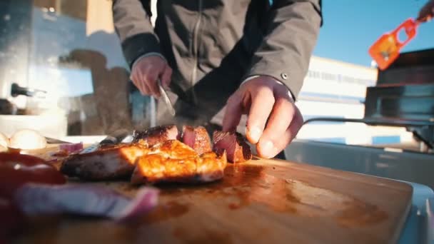 Schneiden mit Messersteaks auf dem Boot. mittel selten — Stockvideo