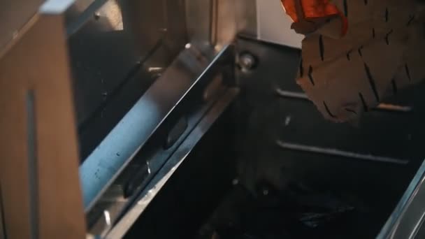 Portatief grill. Een man is vult van de grill met kolen. Close-up — Stockvideo