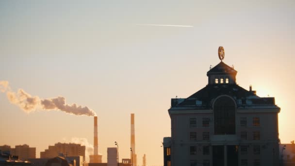 Großstadt. Sonnenuntergang. U-Bahn-Schild an der Spitze des Gebäudes. Industrieschornstein im Hintergrund — Stockvideo