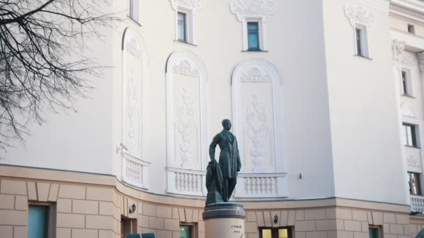 Kazan, Ryssland. 01-12-2018 - Kazan Opera och Ballet Theatre och Tukai monument — Stockvideo