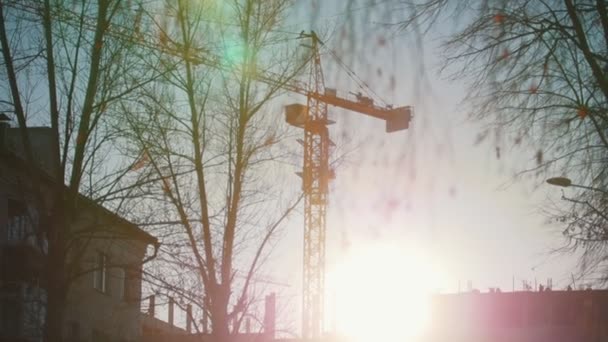 Kazaň, Rusko. 01-12-2018 - stavební průmysl a rozvoj. Betonové stěny a zaparkovaná auta. — Stock video