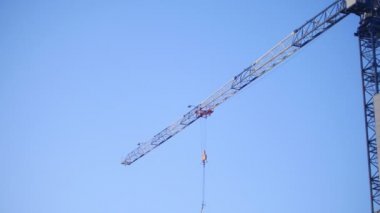 Kazan, Rusya Federasyonu. 01-12-2018 - inşaat alanında. Mavi gökyüzü arka plan üzerinde çalışma kule vinçler