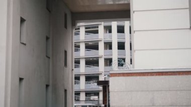 Kazan, Rusya Federasyonu. 02-12-2018 - binaların beyaz duvarları genel bir bakış. Videocameras duvar