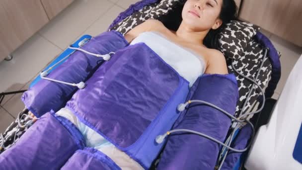 En ung kvinna som fick massage. Maskinvara kroppsmassage — Stockvideo