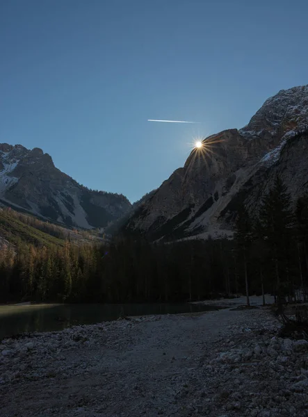 Viajando Hermoso Paisaje Montañas Alpic Bosque Sol Asomándose Desde Una — Foto de Stock
