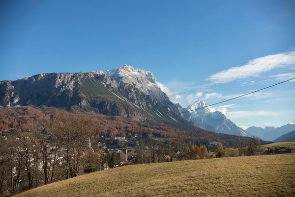 Resor. Ett vackert landskap. Alpina berg, skog och gula fältet. — Stockfoto
