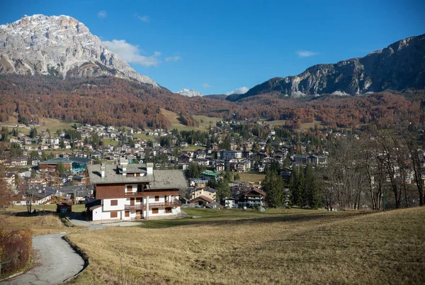 Resor. Dolomiterna. Bykaraktären Europa i alpina berg. — Stockfoto