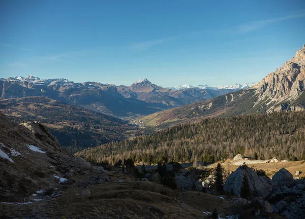 Vista del bosque y las montañas en el fondo. Cielo azul claro — Foto de Stock