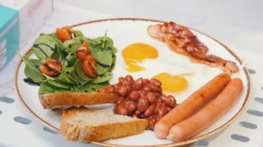 Bir İngiliz kahvaltısı. Fasulye ekleme. Yakın çekim